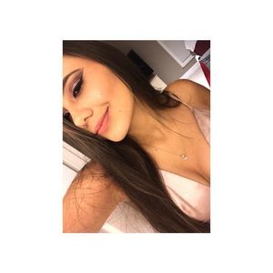 Meet your Posher, Laura daniela